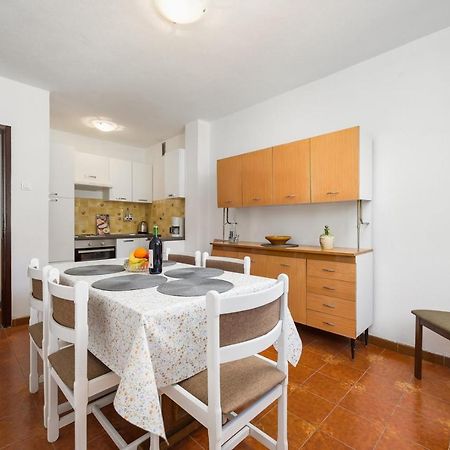 House With Apartments Mila Umag Luaran gambar