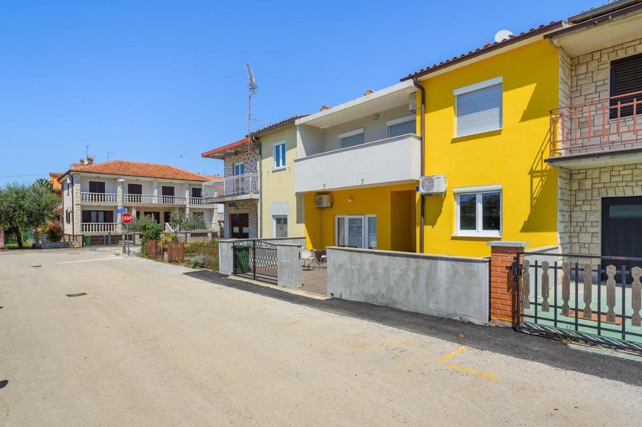 House With Apartments Mila Umag Luaran gambar
