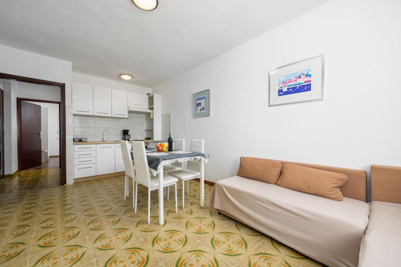 House With Apartments Mila Umag Luaran gambar