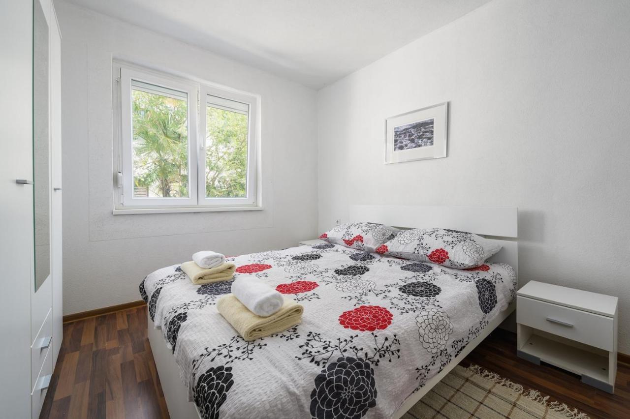 House With Apartments Mila Umag Luaran gambar