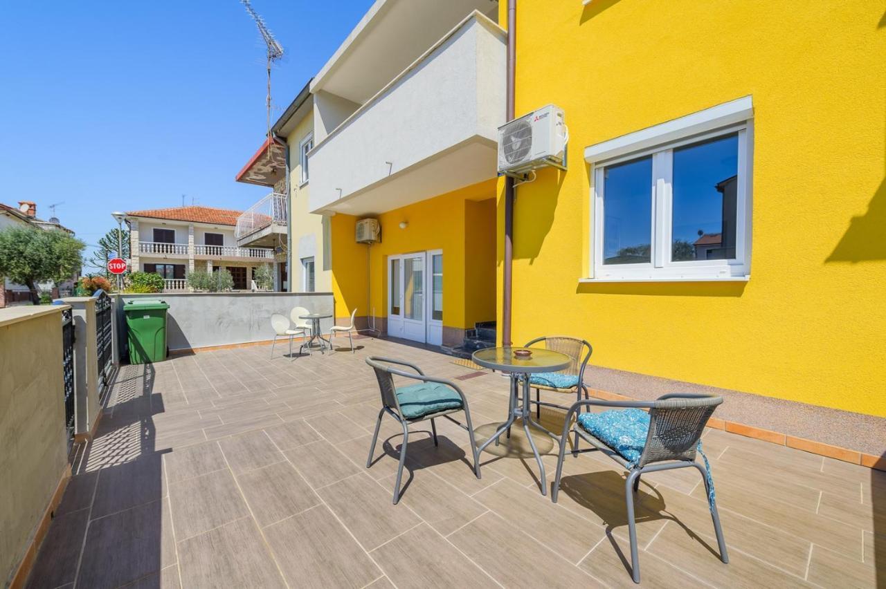 House With Apartments Mila Umag Luaran gambar
