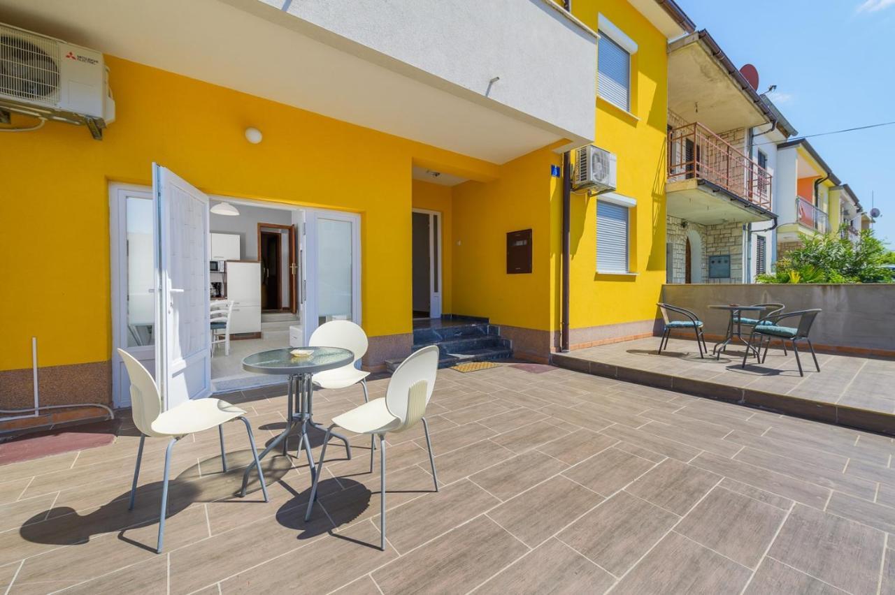 House With Apartments Mila Umag Luaran gambar