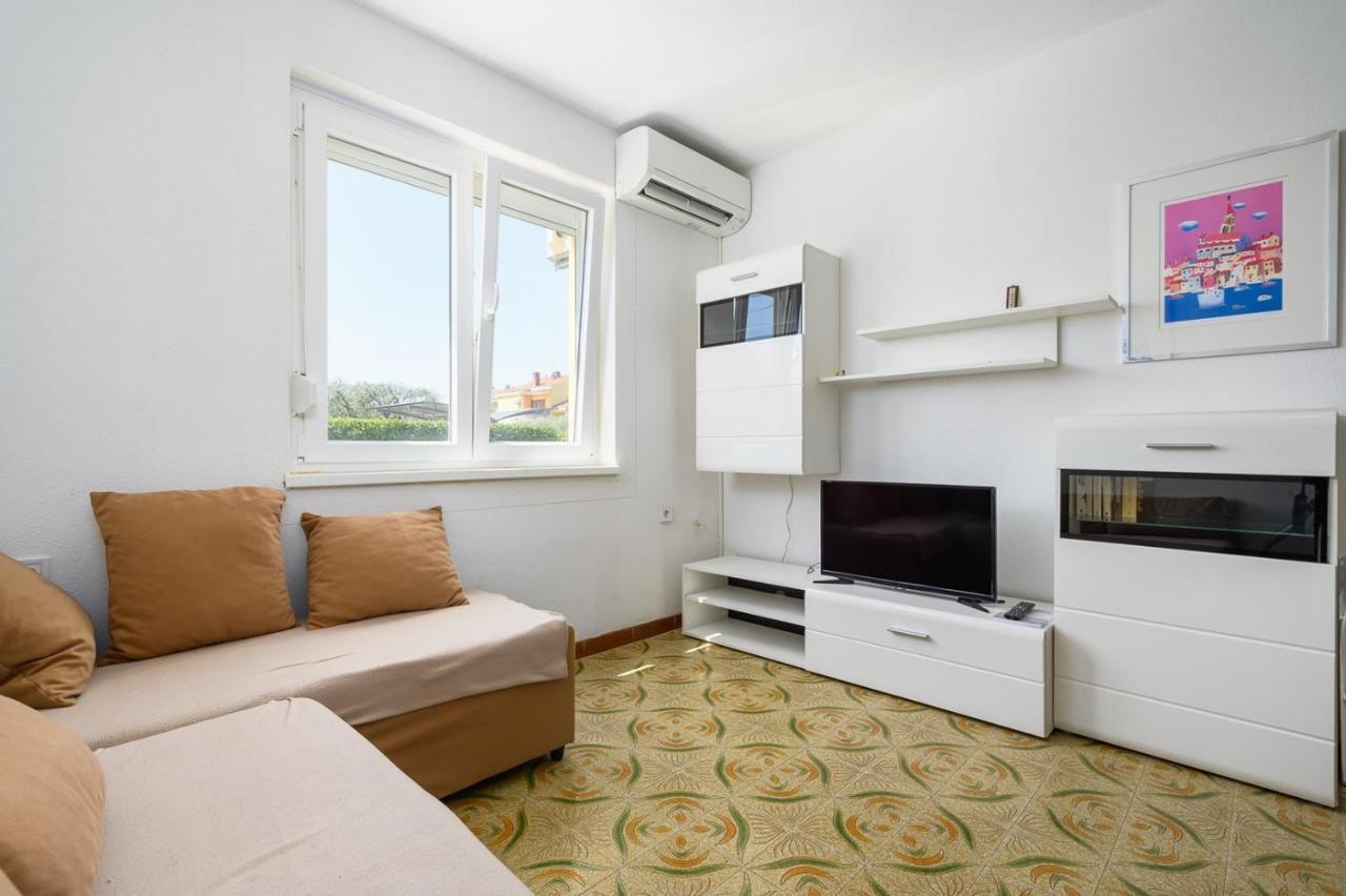 House With Apartments Mila Umag Luaran gambar