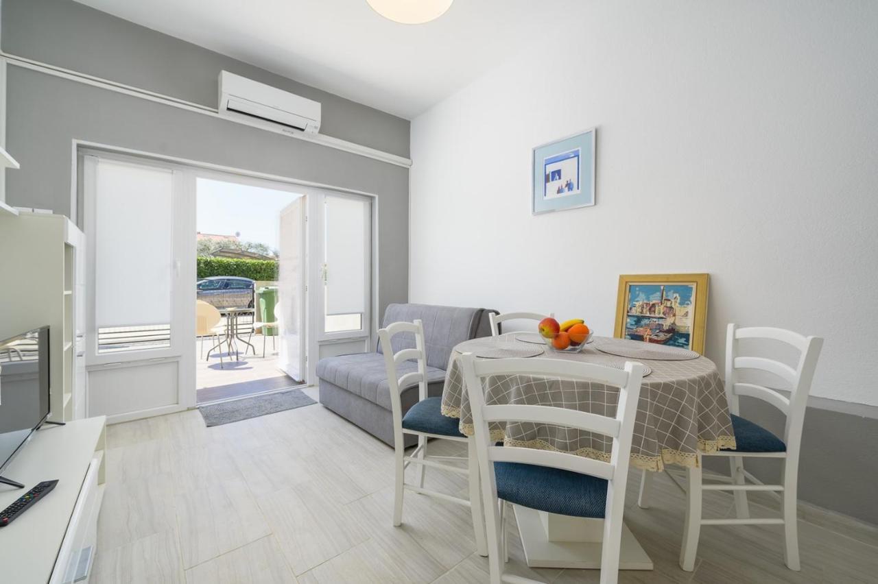 House With Apartments Mila Umag Luaran gambar