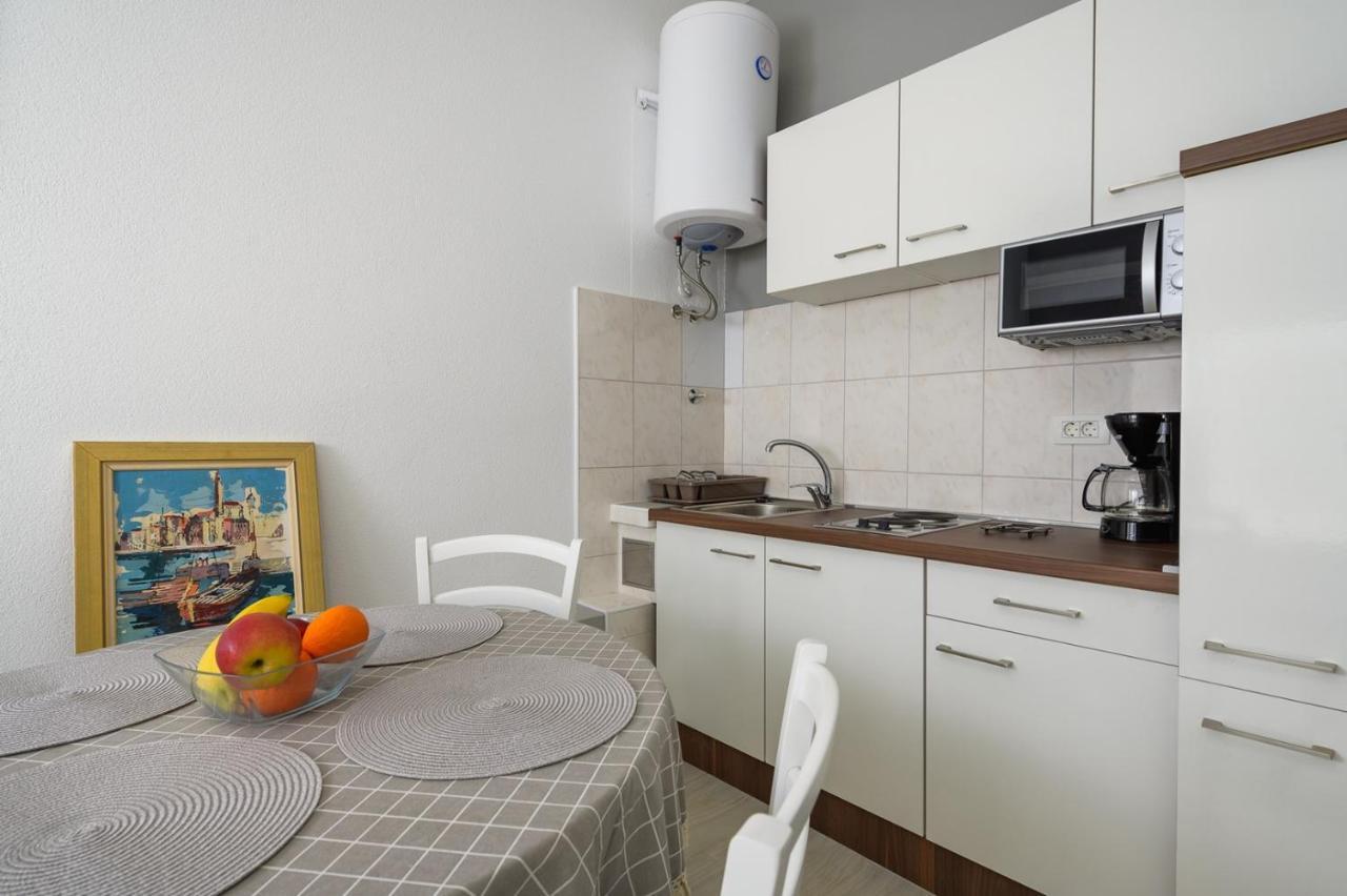 House With Apartments Mila Umag Luaran gambar