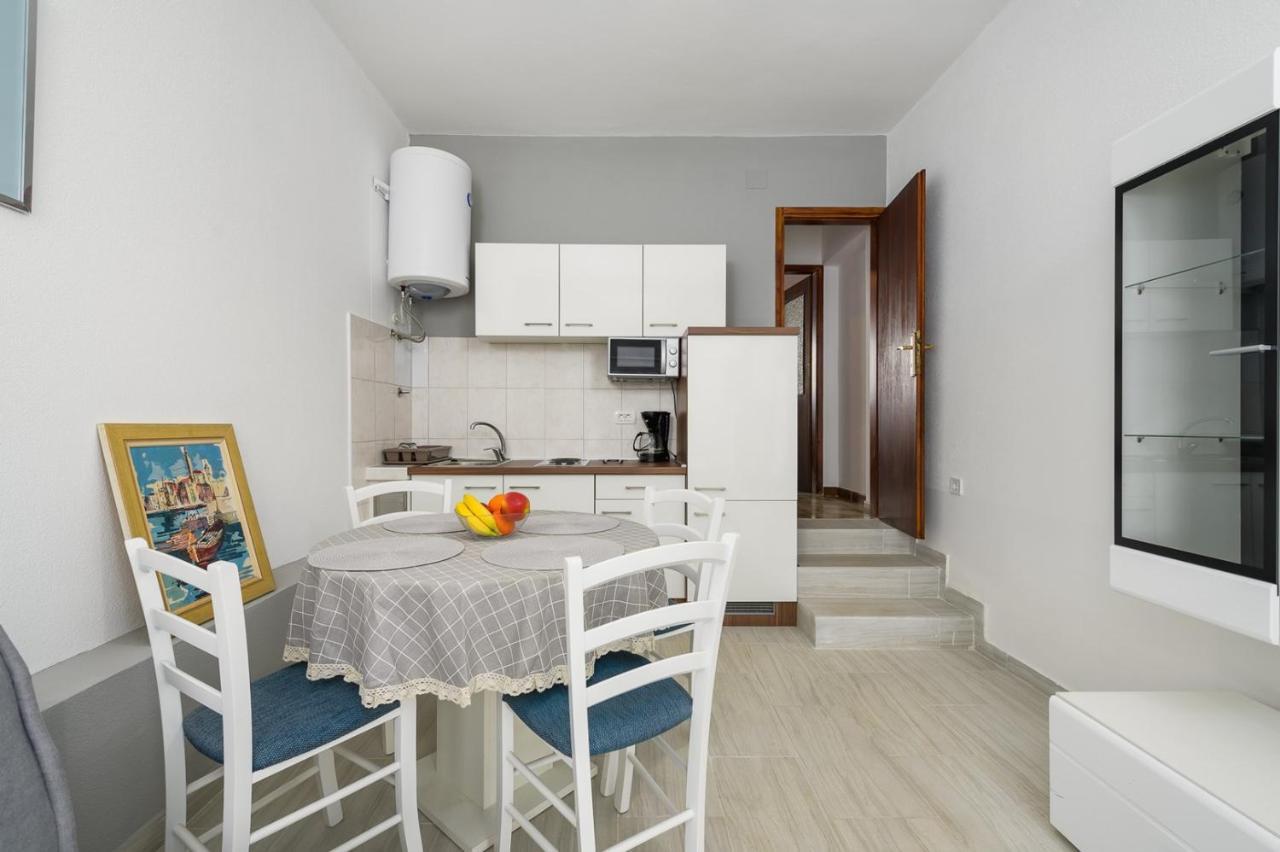House With Apartments Mila Umag Luaran gambar