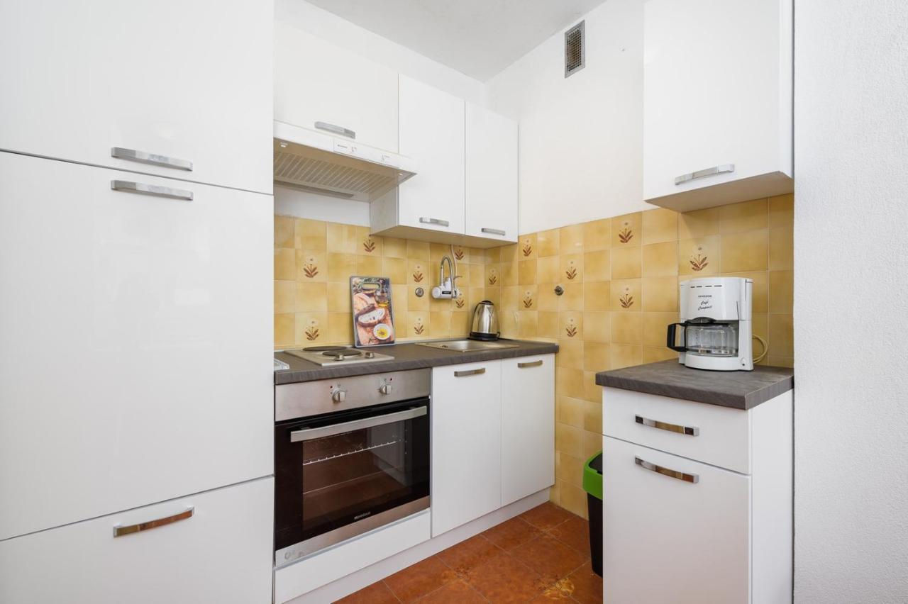 House With Apartments Mila Umag Luaran gambar