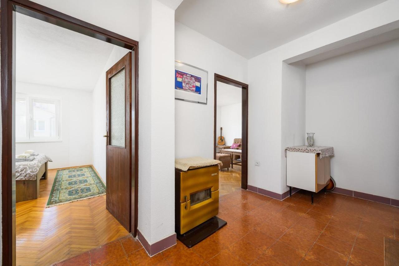 House With Apartments Mila Umag Luaran gambar