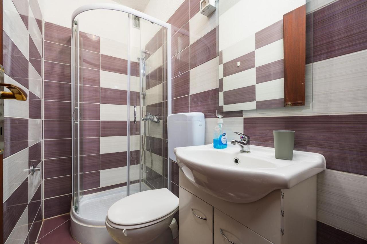 House With Apartments Mila Umag Luaran gambar