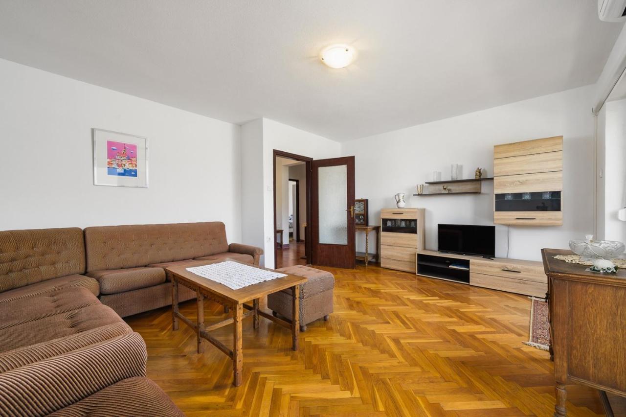 House With Apartments Mila Umag Luaran gambar